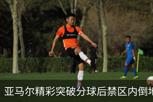 亚马尔精彩突破分球后禁区内倒地，裁判没有表示